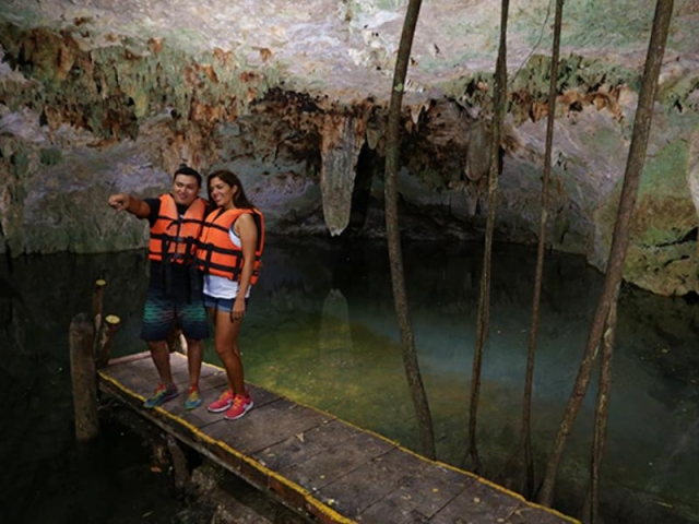  Genießen Sie die Cenote mit kristallklarem Wasser 